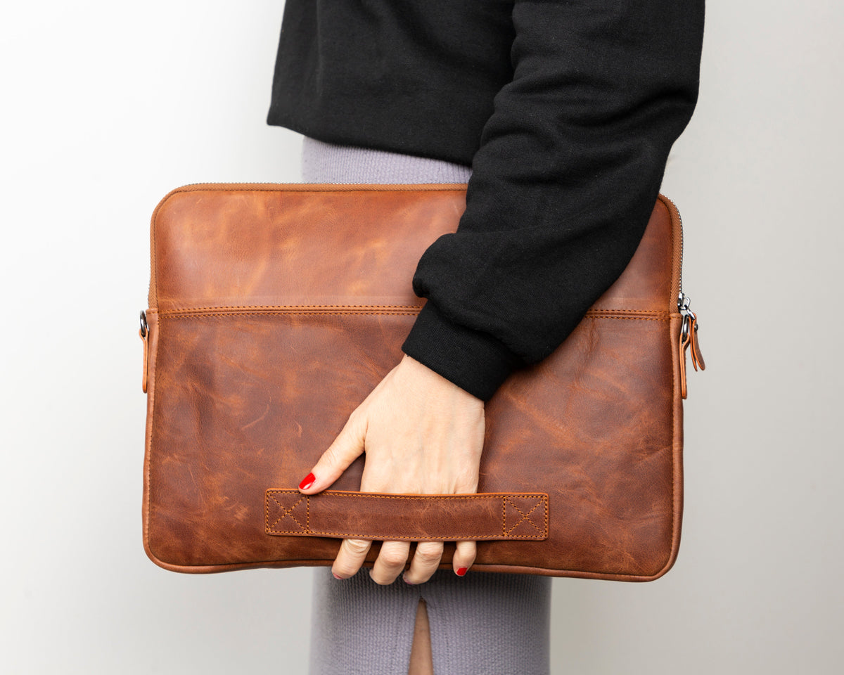 Schlanke Laptop-/Tablet-Tasche aus Leder – Awe