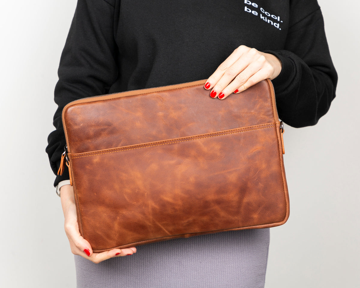 Schlanke Laptop-/Tablet-Tasche aus Leder – Awe