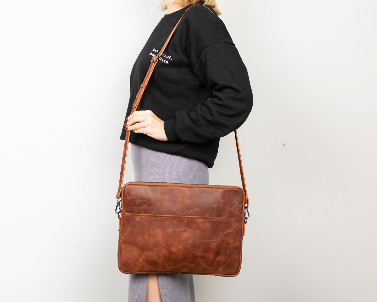 Schlanke Laptop-/Tablet-Tasche aus Leder – Awe