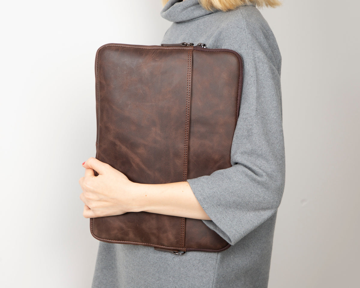 Schlanke Laptop-/Tablet-Tasche aus Leder – Awe