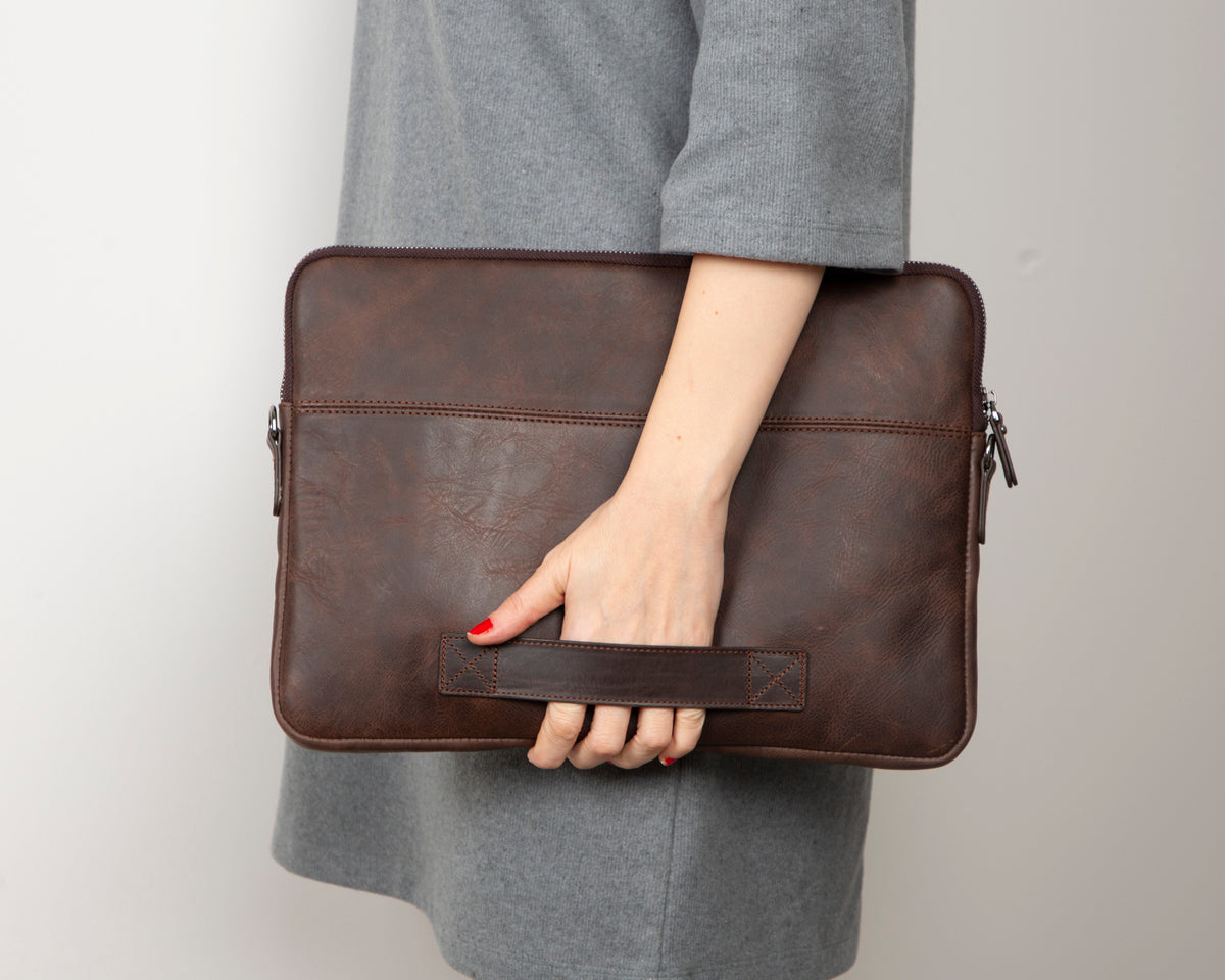 Schlanke Laptop-/Tablet-Tasche aus Leder – Awe