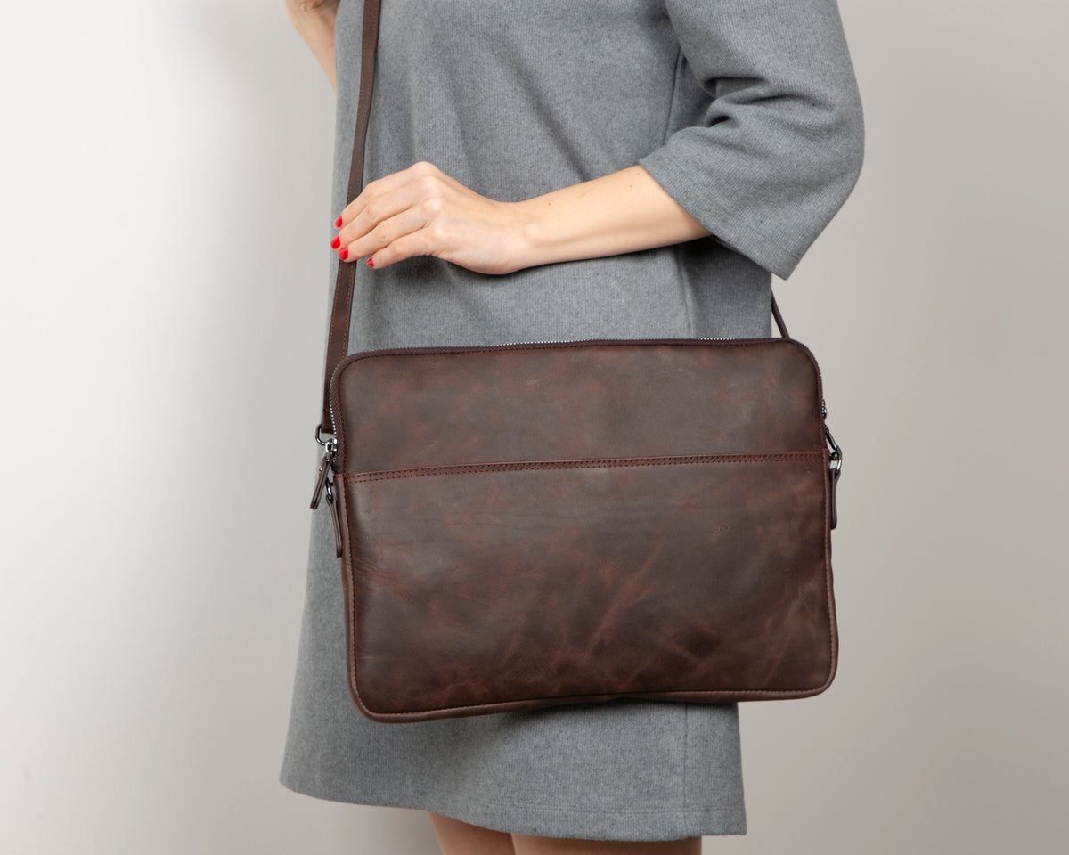 Schlanke Laptop-/Tablet-Tasche aus Leder – Awe