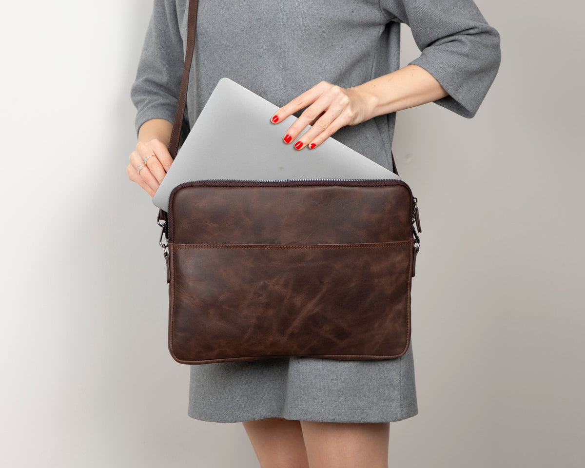 Schlanke Laptop-/Tablet-Tasche aus Leder – Awe