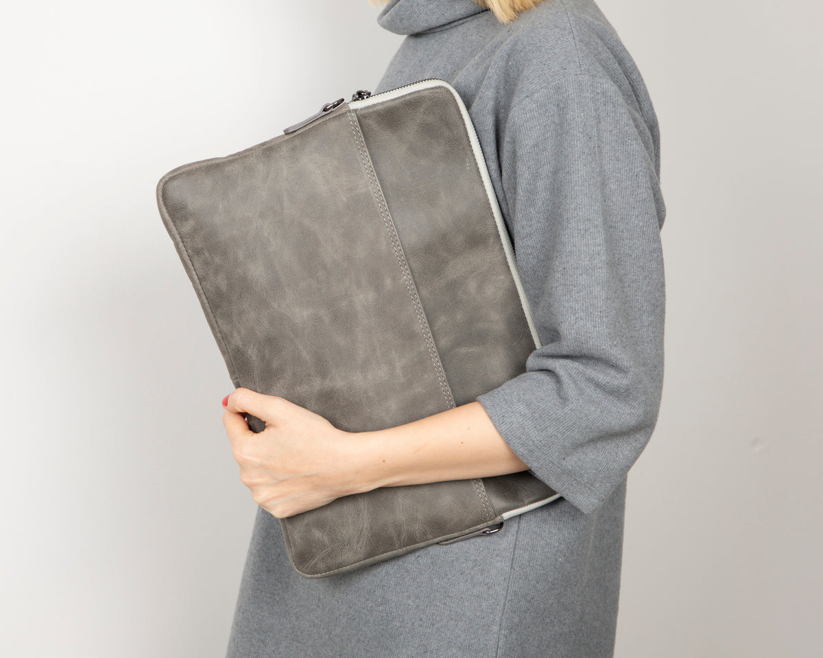 Schlanke Laptop-/Tablet-Tasche aus Leder – Awe