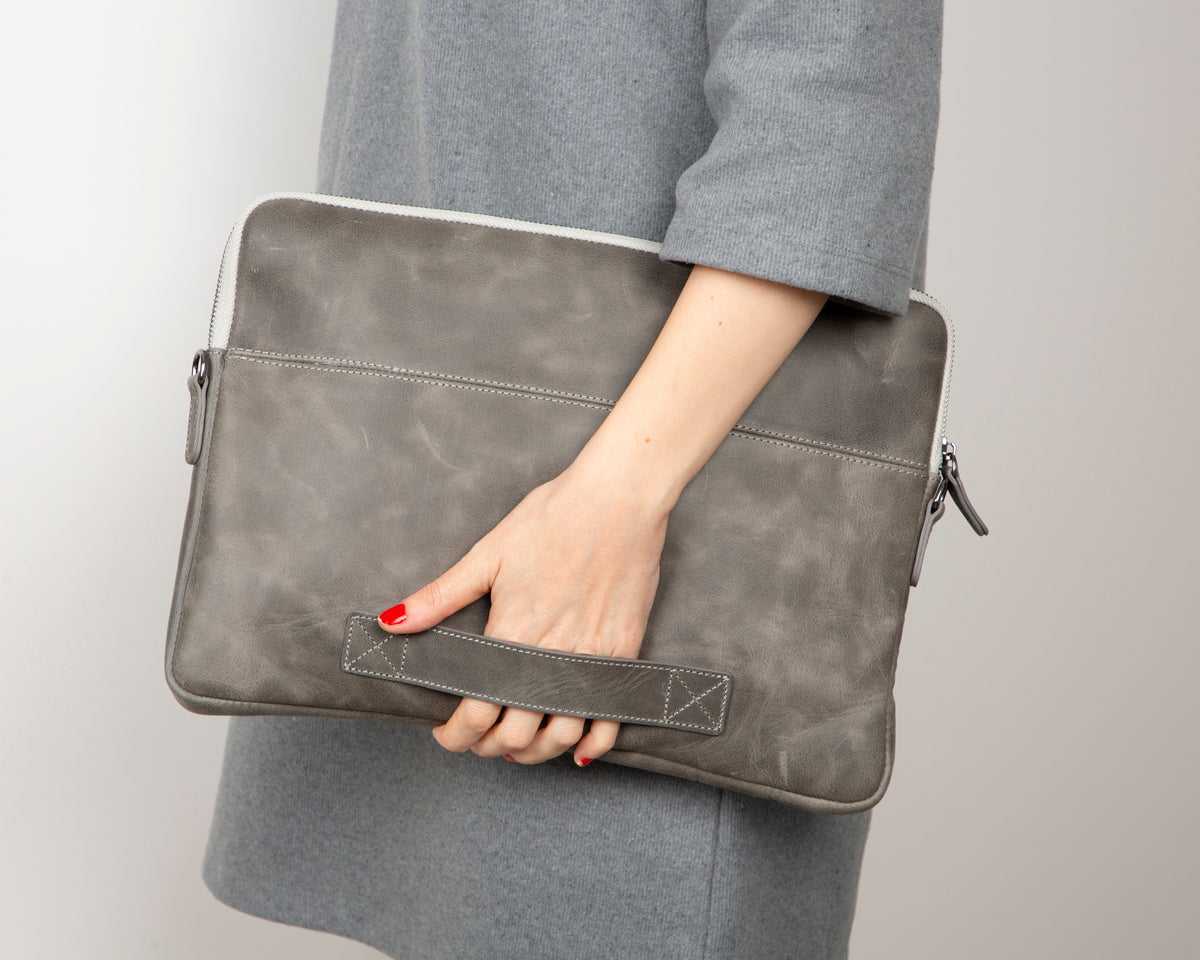 Schlanke Laptop-/Tablet-Tasche aus Leder – Awe