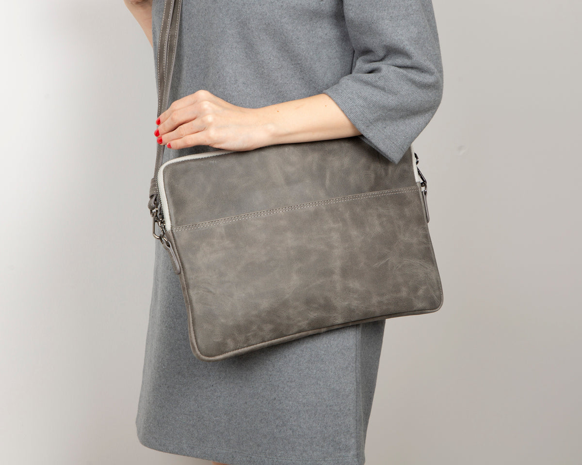 Schlanke Laptop-/Tablet-Tasche aus Leder – Awe