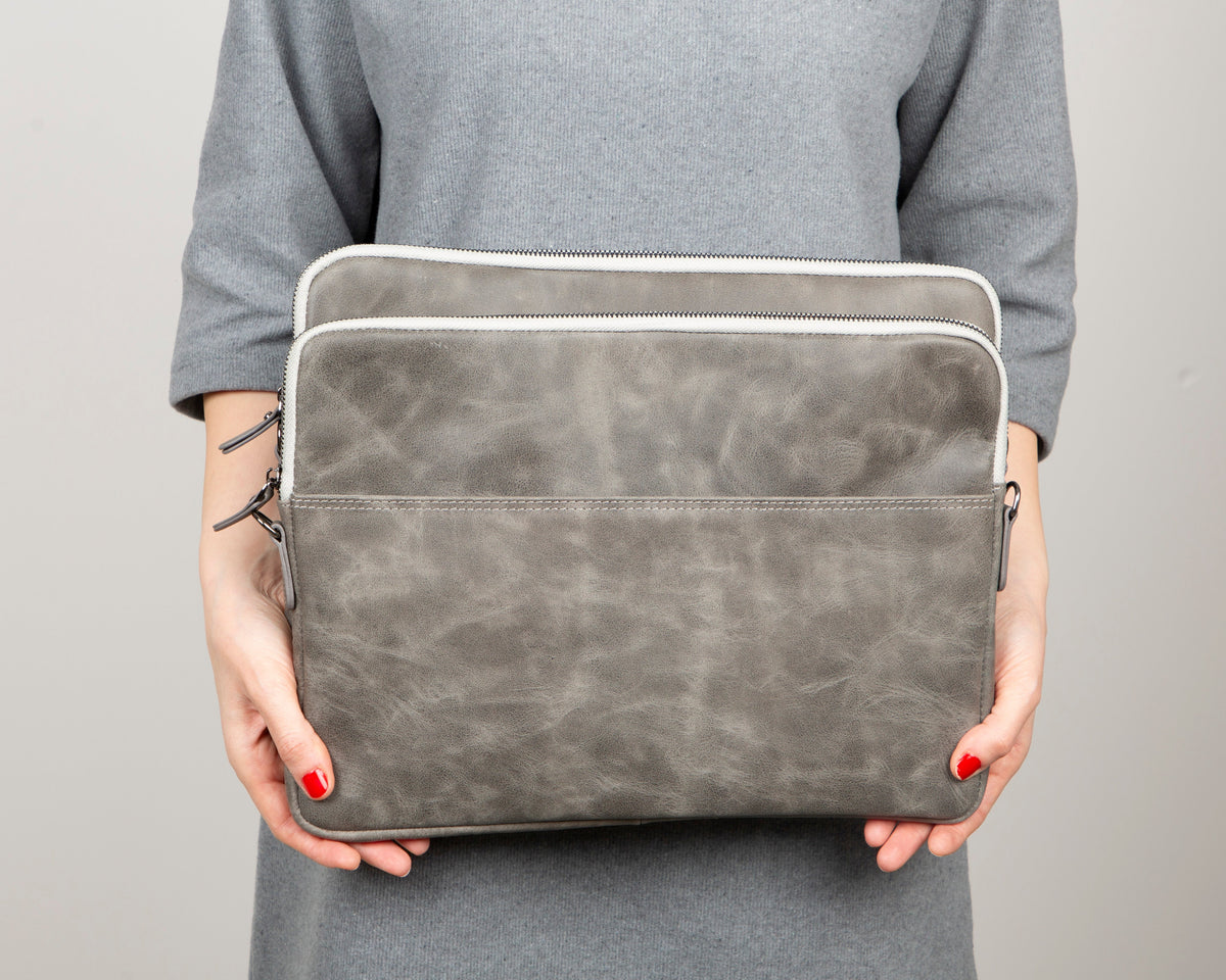 Schlanke Laptop-/Tablet-Tasche aus Leder – Awe